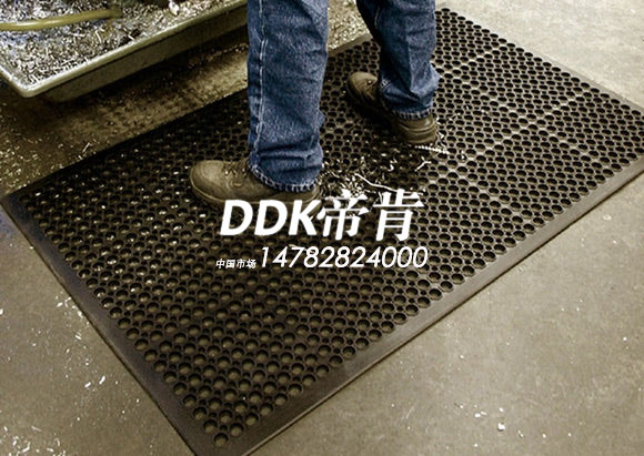 案例:利用圓孔橡膠墊碎屑收集墊增強地面整潔及安全 圓孔橡膠墊碎屑收集墊,多空橡膠墊,防滑橡膠墊,90 厘米X150 厘米防滑地墊,橡膠抗疲勞地墊