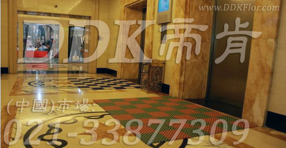 紅綠相拼色_電梯大堂防滑鋪設(shè)樣板圖片,帝肯(DDK)_8200_900效果圖,電梯地墊,電梯防滑墊,出入口地墊,入口防塵地墊,入口防滑墊,門口腳墊,門口地墊,門口防滑地墊,門口防滑地膠,門口防滑墊,門口防塵墊,門墊地墊