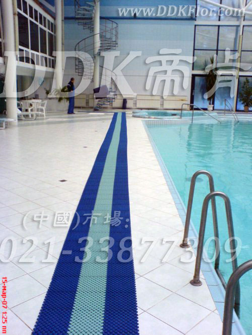 藍色+綠色泳池岸邊防滑樣板圖片,帝肯(DDK)_8200_339效果圖,泳池防滑地墊,泳池防滑地毯,游泳池防滑墊,游泳池防滑地膠,游泳池地墊