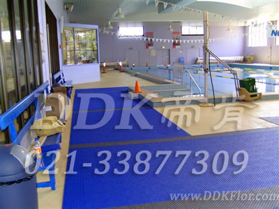 藍色_游泳池邊樣板圖片,帝肯(DDK)_8200_339效果圖,泳池防滑地墊,泳池防滑地毯,游泳池防滑墊,游泳池防滑地膠,游泳池地墊