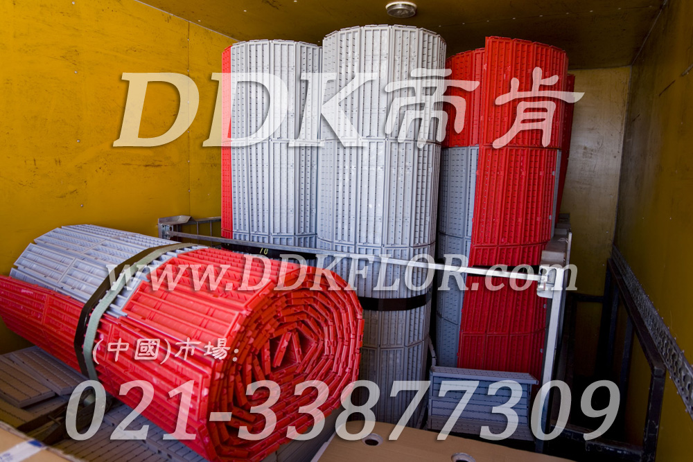紅+灰（3）_戶(hù)外展會(huì)運(yùn)動(dòng)賽事帳篷地面材料樣板圖片,帝肯(DDK)_7000_600（篷房地面材料）效果圖，移動(dòng)篷房用地板,pvc活動(dòng)地板,pe戶(hù)外地板,戶(hù)外地磚,戶(hù)外地板,戶(hù)外塑料地板,戶(hù)外防滑墊,塑料戶(hù)外地板,pvc戶(hù)外地板,pvc承重地板,室外地坪,室外地墊,室外地板膠,室外地磚,室外地膠,室外塑料地板,室外塑料地毯,室外塑膠地板,室外拼接地墊,室外橡膠地板,室外環(huán)保地板,室外防滑地墊,室外防滑墊,展會(huì)地板,展會(huì)地膠,展銷(xiāo)會(huì)專(zhuān)用地板,可拼接展會(huì)塑膠地板,會(huì)展地板,展臺(tái)地板,車(chē)展地板,車(chē)展地膠,塑料拼接地板,塑料拼裝地板,PVC拼接地墊,拼接地板,拼接式地墊,拼裝地墊,拼裝地板,拼裝地膠,室外鏤空拼裝地板,組合式地墊