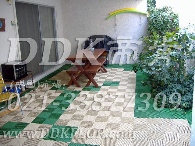 綠+灰_別墅花園地面材料鋪設(shè)樣板圖片,帝肯(DDK)_8100_T550（室外花園地面材料）效果圖，戶外地磚,戶外地板,戶外花園地磚,pvc戶外地板,塑料戶外地板,幼兒園戶外地墊,幼兒園戶外地板,戶外地墊,戶外地毯,戶外地膠,戶外塑料地板,戶外塑膠地毯,戶外花園地板,戶外草坪地墊,戶外防滑墊,花園戶外地板,陽(yáng)臺(tái)戶外地板,入戶花園地板,入戶花園地面,室外花園地磚,花園地板磚,露臺(tái)花園裝修,室外地板膠,室外地磚,室外地膠,室外塑料地板,室外塑膠地板,室外鏤空拼裝地板,室外防水地板,室外防滑地墊,室外生態(tài)地板,室外環(huán)保地板,室外防腐地板,室外陽(yáng)臺(tái)地板,室外陽(yáng)臺(tái)磚,室外露臺(tái)地磚,室外露臺(tái)裝修,幼兒園室外地膠