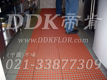 紅色_廚房操作間地面通道防滑防護直紋網格毯（3）樣板圖片,帝肯(DDK)_1900_798（食堂餐廳廚房防滑材料）效果圖，廚房地墊,廚房地毯,廚房地膠,廚房防滑地墊,廚房防滑地毯,廚房防滑地磚,廚房防滑墊,后廚用輸水墊,餐廳廚房專用地毯,餐廳防滑地墊,食堂專用防滑地毯,食堂用防滑地墊,食堂防滑墊
