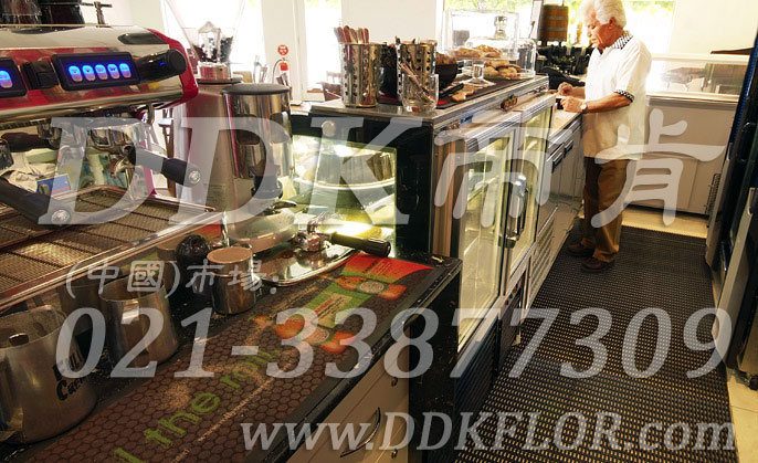 黑色_餐廳地面通道防滑防護直紋網格毯（13）樣板圖片,帝肯(DDK)_1900_798（食堂餐廳廚房防滑材料）效果圖，廚房地墊,廚房地毯,廚房地膠,廚房防滑地墊,廚房防滑地毯,廚房防滑地磚,廚房防滑墊,后廚用輸水墊,餐廳廚房專用地毯,餐廳防滑地墊,食堂專用防滑地毯,食堂用防滑地墊,食堂防滑墊,