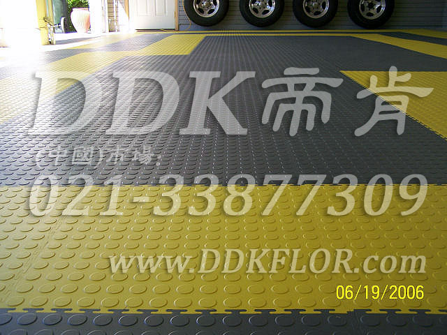 私家車庫裝修車庫地坪地面材料（18）_檸檬黃加灰色錢幣紋防滑表面車庫地板樣板圖片,帝肯(DDK)_2000_C618（地下車庫地面材料）效果圖,別墅私家車庫裝修,車庫pvc地板,車庫地坪,車庫地墊,車庫地板,車庫地膠,車庫塑料地毯,車庫塑膠地板,車庫防滑墊,停車場(chǎng)防滑墊