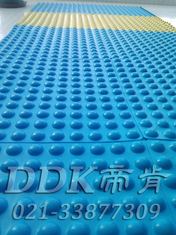 水藍顏色加黃色組合_凸起防滑表面_泳池安全防滑地毯樣板圖片,帝肯(DDK)_1500_339（有泳池防滑處理材料）效果圖，泳池地膠,泳池防滑地墊,泳池防滑地毯,游泳池地墊,游泳池防滑地膠,游泳池防滑墊,游泳館防滑墊,更衣間防滑地墊,洗手間地墊,洗手間防滑地毯,洗手間防滑墊,洗浴防滑墊,洗澡間防滑墊,公共衛生間塑料地毯,衛浴防滑墊,衛生間地墊,衛生間地膠,衛生間防水地墊,衛生間防水墊,衛生間防滑地毯,衛生間防滑墊,衛生間防滑地磚,衛生間塑料地板,浴室地墊,浴室地膠,浴室墊,浴室防滑地墊,浴室防滑地板,浴室防滑地磚,浴室防滑地膠,浴室防滑墊,浴室地毯,浴室地磚,浴室地板磚,浴室地板,淋浴房防滑墊,浴池防滑地墊,浴池防滑墊,浴室防滑疏水磚