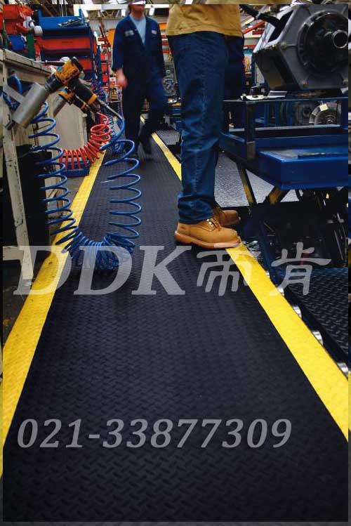 機械加工車間流水線旁通道地面材料鋪設現場圖例_提供定制加工生產鐵板紋防滑流水線地毯樣板圖片,帝肯(DDK)_HD220（Duxton|皇爵）效果圖，流水線地墊,流水線防滑墊,pvc防滑卷材,塑料防滑地毯,工業防滑地毯,橡膠防滑地毯,防滑地毯,pvc防滑地毯,pvc塑料地毯,通道地毯,防滑塑料毯
