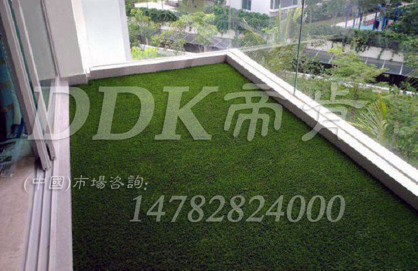 【陽臺用什么地毯？】綠色仿真陽臺地毯樣板圖片,帝肯(DDK)_6200（Green|歌林）效果圖，陽臺裝修,陽臺地磚裝修,人造草坪,戶外塑料草坪,露臺草坪,綠草地墊,草坪地毯